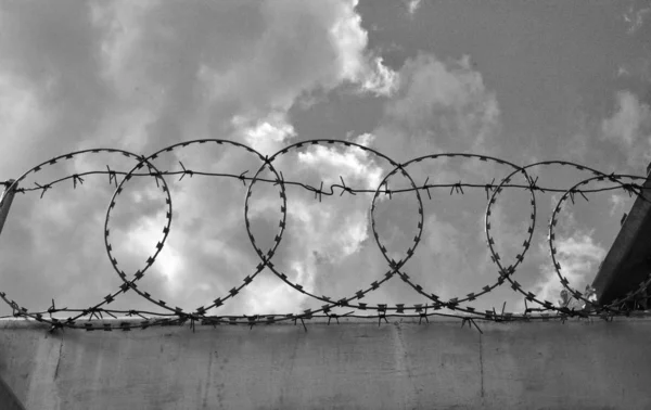 Hapishane çit dikenli tel ile
