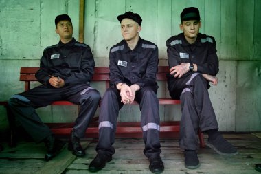 Altay Krai, Rusya-6 Eylül 2019. Mahkumlar hapishane bahçesinde bir kedi ile oynamak