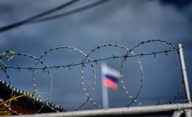Altay Krai, Rusya-6 Eylül 2019. Bir Rus hapishanesinde hapishane kapısı