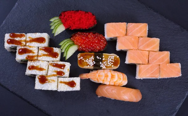 Rollos Con Mariscos Queso Cocina Japonesa Encuentran Sobre Fondo Oscuro — Foto de Stock