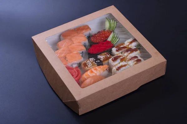 Rolos Com Frutos Mar Queijo Culinária Japonesa Estão Caixa Para — Fotografia de Stock