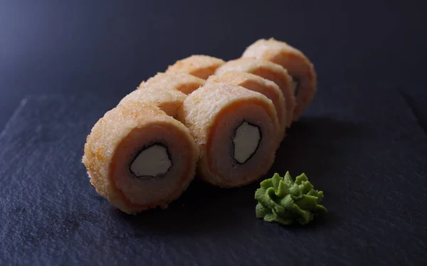 Оранжевые Роллы Морепродуктами Сыром Японской Кухни Лежат Темном Фоне — стоковое фото