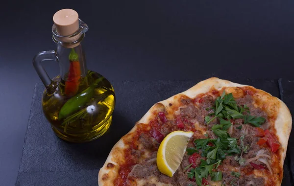 Turecka Pizza Piersi Kurczaka Mięsa Warzyw Leży Obok Przypraw Ciemnym — Zdjęcie stockowe