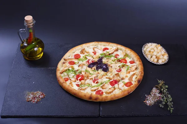 Pizza Piersi Kurczaka Grzanki Warzywa Leży Obok Przypraw Ciemnym Tle — Zdjęcie stockowe