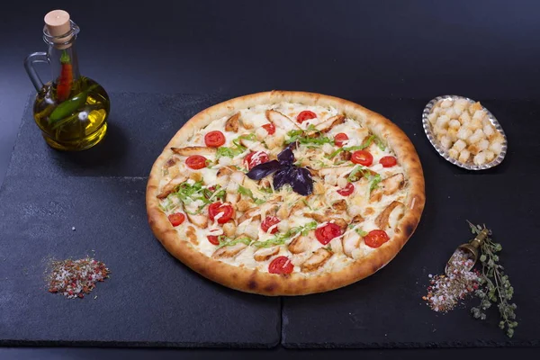 Pizza Piersi Kurczaka Grzanki Warzywa Leży Obok Przypraw Ciemnym Tle — Zdjęcie stockowe