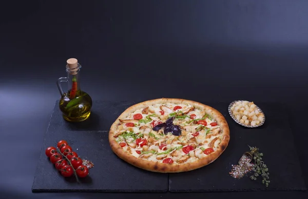 Pizza Piersi Kurczaka Grzanki Warzywa Leży Obok Przypraw Ciemnym Tle — Zdjęcie stockowe