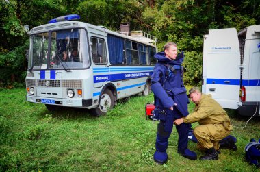 Barnaul, Rusya - 16 Mayıs 2020. Silahlı Rus askerleri.