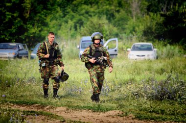 Barnaul, Rusya - 16 Mayıs 2020. Silahlı Rus askerleri.