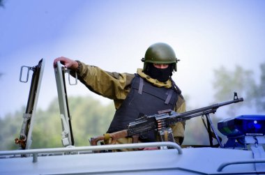 Barnaul, Rusya - 16 Mayıs 2020. Silahlı Rus askerleri.