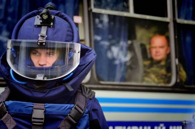 Barnaul, Rusya-20 Haziran 2019. Komuta ve personel tatbikatı sırasında silahlı özel kuvvetler askerleri