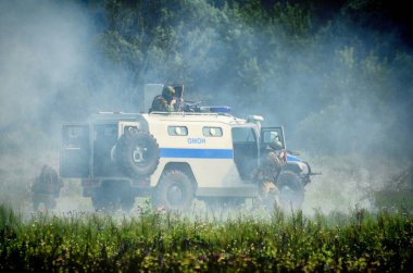 Barnaul, Rusya-20 Haziran 2019. Komuta ve personel tatbikatı sırasında silahlı özel kuvvetler askerleri