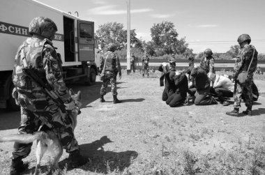 Barnaul, Rusya-24 Mayıs 2020. Özel kuvvetler askerleri tatbikat sırasında tren vagonlarına saldırdı.