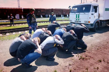 Barnaul, Rusya-24 Mayıs 2020. Özel kuvvetler askerleri tatbikat sırasında tren vagonlarına saldırdı.