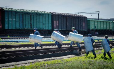 Barnaul, Rusya-24 Mayıs 2020. Özel kuvvetler askerleri tatbikat sırasında tren vagonlarına saldırdı.