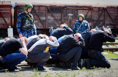 Barnaul, Rusya-20 Haziran 2018. Cezaevi servis eskortu askerleri demiryolu ile mahkumlar
