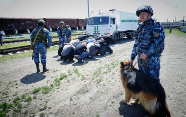 Barnaul, Rusya-20 Haziran 2018. Cezaevi servis eskortu askerleri demiryolu ile mahkumlar