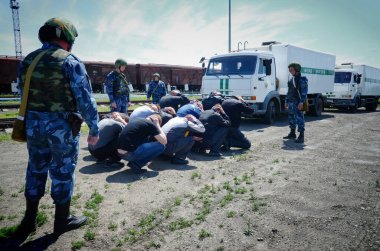 Barnaul, Rusya-20 Haziran 2018. Federal Ceza İdaresi personeli demiryollarında mahkumlara eskortluk eğitimi sırasında infaz edildi.