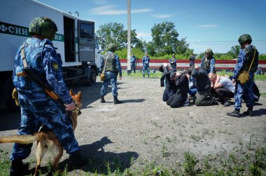 Barnaul, Rusya-20 Haziran 2018. Federal Ceza İdaresi personeli demiryollarında mahkumlara eskortluk eğitimi sırasında infaz edildi.
