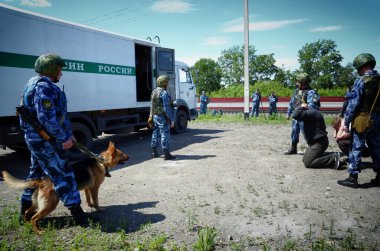 Barnaul, Rusya-20 Haziran 2018. Federal Ceza İdaresi personeli demiryollarında mahkumlara eskortluk eğitimi sırasında infaz edildi.