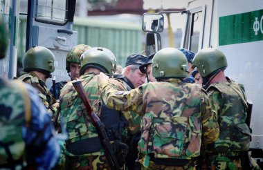 Barnaul, Rusya-20 Haziran 2018. Federal Ceza İdaresi personeli demiryollarında mahkumlara eskortluk eğitimi sırasında infaz edildi.