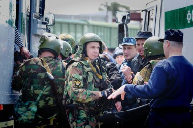 Barnaul, Rusya-20 Haziran 2018. Federal Ceza İdaresi personeli demiryollarında mahkumlara eskortluk eğitimi sırasında infaz edildi.
