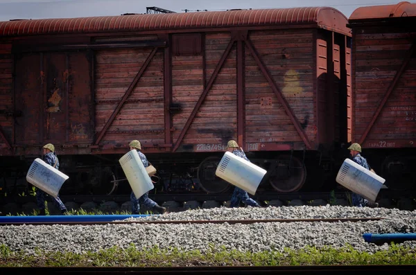 2018年6月20日ロシア バルナウル 刑務所の兵士は鉄道で囚人を護衛する — ストック写真