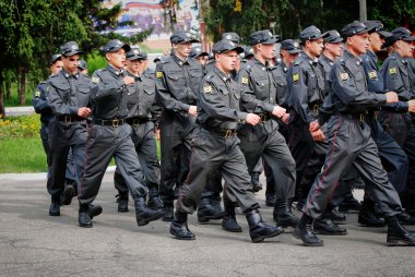 Barnaul, Rusya-20 Haziran 2018. Komuta ve personel tatbikatları sırasında iç birliklerin silahlı askerleri.