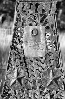 Rusya 'daki eski mezarlıkta mezar haçları ve mezar taşları duruyor.