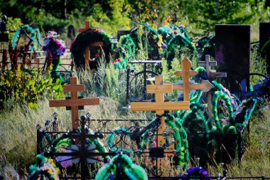 Barnaul, Rusya-20 Temmuz 2020. Yazın Rusya 'da eski bir mezarlıkta haçlar duruyor.