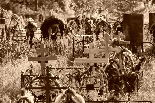 墓の十字架と墓石はロシアの古い墓地に立っています — ストック写真