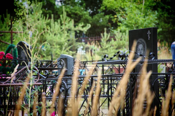 Barnaul, Rusya-20 Temmuz 2020. Yazın Rusya 'da eski bir mezarlıkta haçlar duruyor.