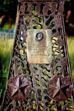 Barnaul, Rusya-20 Temmuz 2020. Yazın Rusya 'da eski bir mezarlıkta haçlar duruyor.