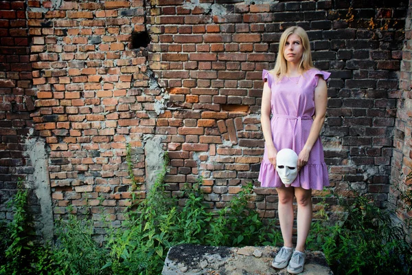 Una Chica Rubia Con Vestido Lila Camina Por Las Ruinas — Foto de Stock