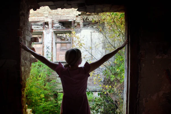 Una Ragazza Bionda Dagli Occhi Azzurri Erge Contro Rovine Antico — Foto Stock