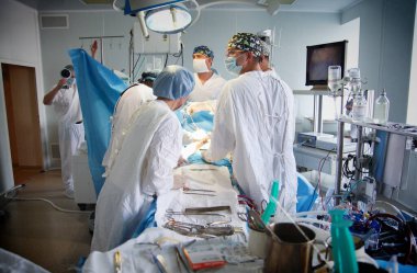 Novosibirsk, Rusya-14 Haziran 2020. Bir cerrahi ekip hastanede bir hastayı ameliyat ediyor.