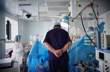 Novosibirsk, Rusya-14 Haziran 2020. Bir cerrahi ekip hastanede bir hastayı ameliyat ediyor.