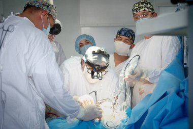 Novosibirsk, Rusya-14 Haziran 2020. Bir cerrahi ekip hastanede bir hastayı ameliyat ediyor.