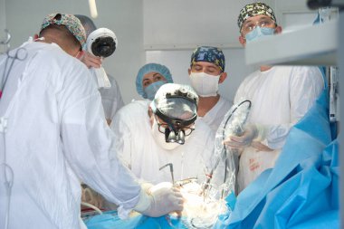 Novosibirsk, Rusya-14 Haziran 2020. Bir cerrahi ekip hastanede bir hastayı ameliyat ediyor.