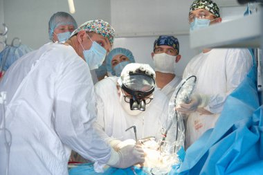 Novosibirsk, Rusya-14 Haziran 2020. Bir cerrahi ekip hastanede bir hastayı ameliyat ediyor.