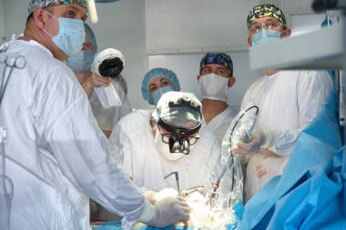 Novosibirsk, Rusya-14 Haziran 2020. Bir cerrahi ekip hastanede bir hastayı ameliyat ediyor.