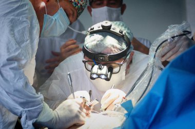 Novosibirsk, Rusya-14 Haziran 2020. Bir cerrahi ekip hastanede bir hastayı ameliyat ediyor.