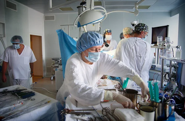 Novosibirsk Rússia Junho 2020 Uma Equipe Cirúrgica Opera Paciente Hospital — Fotografia de Stock