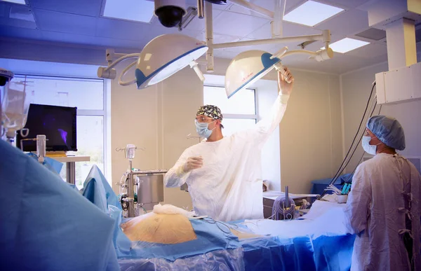 Novosibirsk Rusland Juni 2020 Een Chirurgisch Team Opereert Een Patiënt — Stockfoto