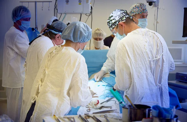 Novosibirsk Ryssland Juni 2020 Ett Kirurgiskt Team Opererar Patient Ett — Stockfoto