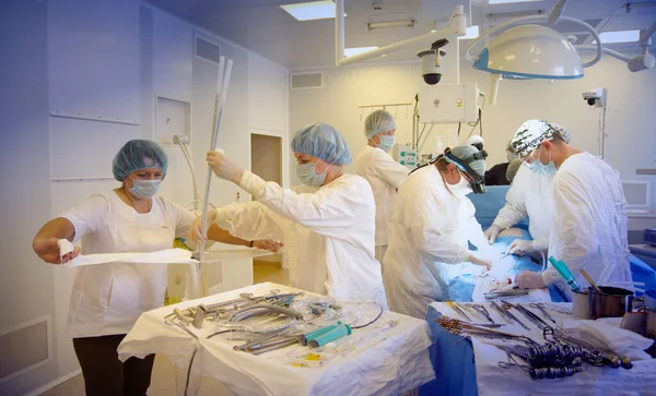 Novosibirsk Rusland Juni 2020 Een Chirurgisch Team Opereert Een Patiënt — Stockfoto
