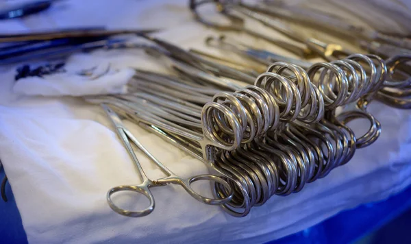 Medische Benodigdheden Instrumenten Liggen Tijdens Operatie Tafel Operatiekamer — Stockfoto
