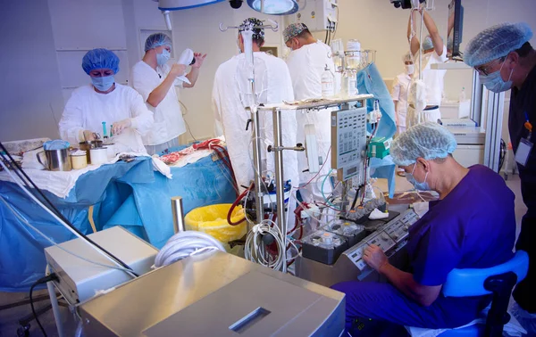 ロシア ノヴォシビルスク2020年6月14日 外科チームは病院で患者を手術します — ストック写真