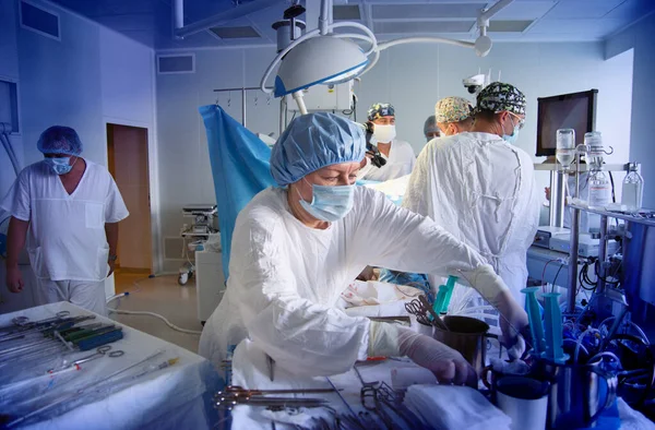 Novosibirsk Ryssland Juni 2020 Ett Kirurgiskt Team Opererar Patient Ett — Stockfoto