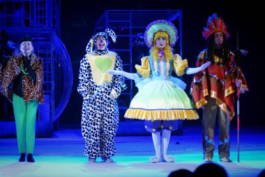 Barnaul, Rusya-27 Aralık 2020. Tiyatronun oyuncuları 