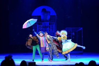 Barnaul, Rusya-27 Aralık 2020. Tiyatronun oyuncuları 